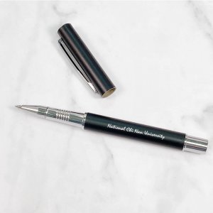 【團購商品,100支起做】暨大校名草寫輕巧原子筆_迷霧黑(手工盒需另加購)